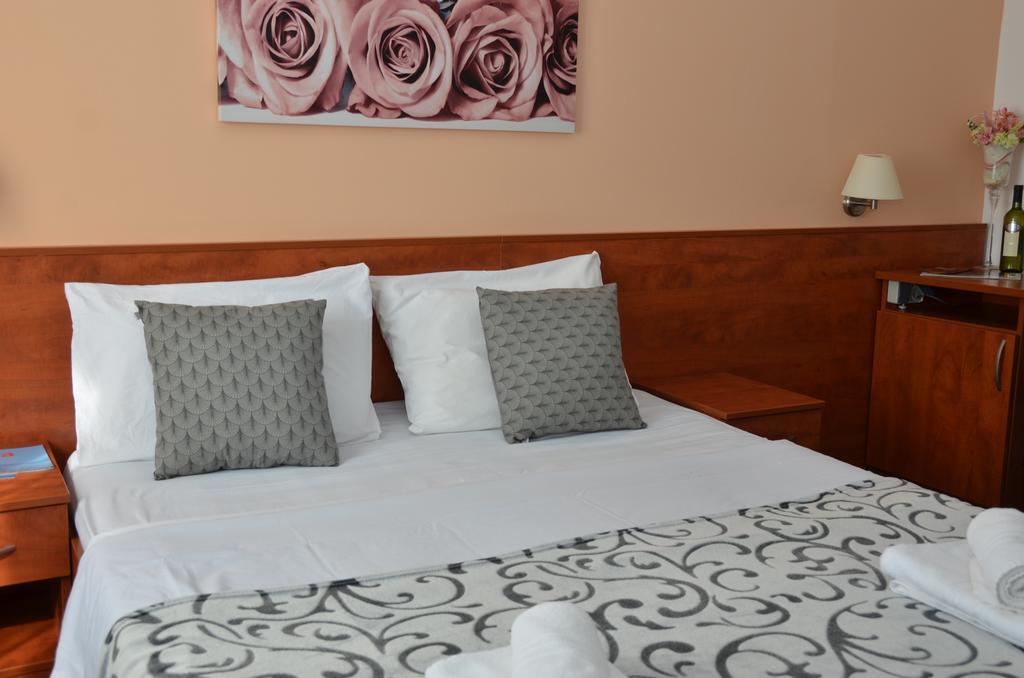 Liberty Hotel Novalja Eksteriør billede